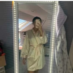 Kimono - Sjukt fin siden kimono som tyvärr inte kommer till användning. Storlek medium. Enbart budgivning. Den är enbart testad!