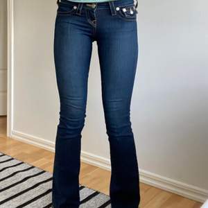 Coola lågmidjade bootcut jeans från True Religion med en mörkare ton, storlek 23 som passar perfekt på mig och jag är 174 cm. Innerbenslängden är ca 83 cm och midjemåttet ca 73 cm! Inte säker att jag vill sälja så kom med bra bud💕Köparen står för eventuell frakt