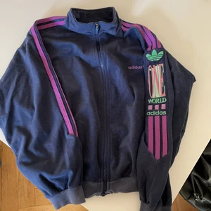 Adidas träningoverallsjacka - Snygg träningsoverallsjacka. Det kan vara barnstorlek (se bilder) men jag är en small och på mig är den lite kort i armarna och går precis förbi naveln 😃