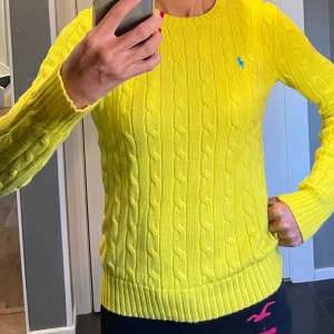 Stickad Ralph Lauren stickad tröja - En gul stickad Ralph Lauren i stl XS säljes nu i Tyresö. Den kan skickas mot att mottagaren betalar frakten. Köpt i New York.
