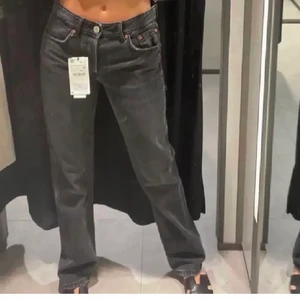 Midwaist zara jeans - Säljer nu dessa slutsålda svarta midwaist jeans ifrån zara!! Så sjukt snygg svart/grå färg 😍 buda från 300kr. Köp direkt för 500kr