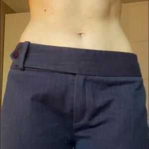 Mörkblå kostymbyxor  - Mörkblåa kostymbyxor med röda ränder (se bild 3)♥️ Skriv om du vill ha bättre bilder och mått så fixar jag♥️♥️ frakt 79😚