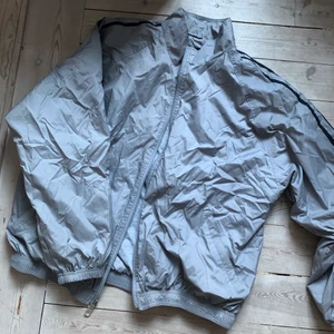 Snygg vindjacka - Vintage snygg vindjacka i bra skick, baggy fit och storlek L. Priset kan prutas