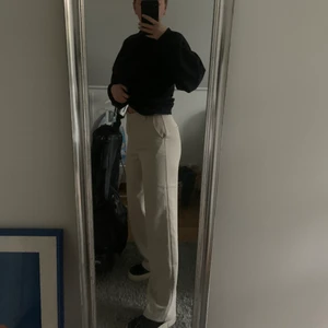 Beiga kostymbyxor från NAKD - Helt nya kostymbyxor från NAKD som aldrig används. Köpta i somras och har aldrig kommit till användning, därav i nyskick! Medelhög midja o raka ben💞💞 