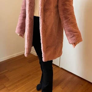 pälsjacka Vila storlek 34 - Fin pälsjacka aldrig använd, säljer för 500kr inklusive frakt i priset