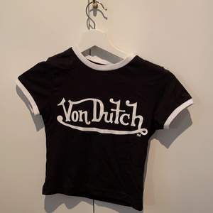 Croppad t-shirt från Von Dutch. Aldrig använd och storleken är S🥰🌞❤️