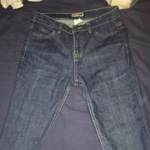 Rhinestone Jeans - Vet inte vad det är för märke men dem är rätt så sköna dom har rhinestones de är ganska estetiskt, dom är smala och korta kan inte direkt storleken