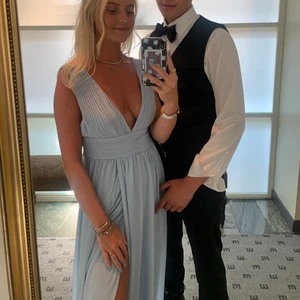 Balklänning  - Blå balklänning ifrån bubbleroom, använd 1 gång, lite tråd längst ner men inget som man ser. Vid intresse skickar jag bild storlek 38 men passar 36 i midjan men någon med lite större byst.