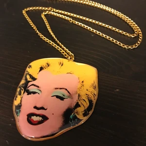 Halsband Marilyn Monroe - Andy Warhol style - Stort halsband med Marilyn Monroe - Andy Warhol kanske mest kända design/konstverk, diameter på ca 6.4cm 