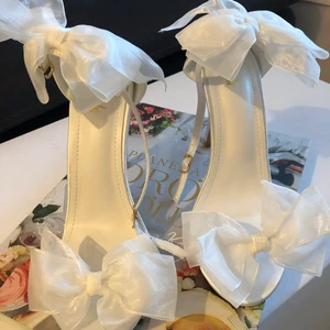 Klackar med rosetter 36/37 - Säljer dessa oanvända helt nya klackar ifrån SHEIN för att dem var för stora. Har alltid 36 i klackar men dessa var för stora, passar nog en 37a.  