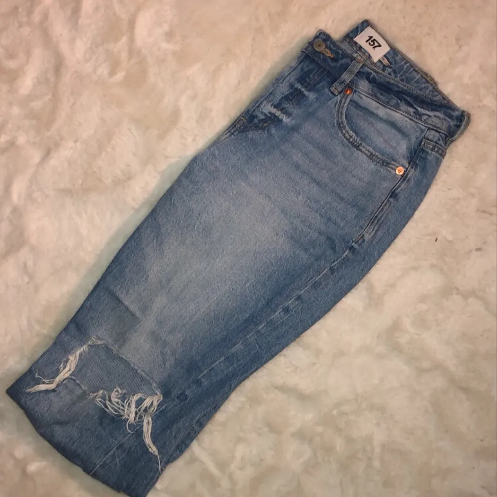 Jättefina ljusblåa boyfriend jeans!💙 Knappt använda då dom är för stora för mig. Storlek Small (mer som en storlek 38).. Jeans & Byxor.