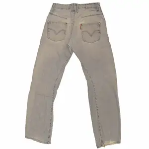Vintage Levi’s Engineered jeans                           Light Blue Wash, Excellent Condition, Size 31/33, 349sek                                                 Measurements: Waist: 38 cm, Outseam: 107 cm, Inseam: 84 cm, Leg Opening: 21cm                 Skickas inom 24h. Samfrakt är möjligt. För fler bilder eller andra övriga frågor, skriv gärna!  Instagram: @rewinder.se 