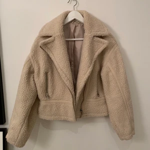 Teddyjacka🌺 - Använd typ 2 gånger och i väldigt bra skick!🥳Lite oversize🥰