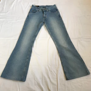 lee jeans - snygga lee jeans i snyggt begagnat skick. strl 26/33 men uppsydda. midja: 66 cm innerbenslängd:75cm vidd på benen längst ner: 25x2 cm gren: 23cm. Kan skicka fler bilder eller mått vid begäran. Om fler är intresserade blir det budgivning. Kolla gärna in mina andra annonser, samfraktar gärna🐅