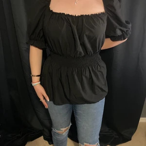 Topp - Jätte fin svart topp som har korta armar och lite tajt vid midjan, helt oanvänd, modellen brukar alltid bära storlek M fastän toppen är i storlek 2XL så passar den fint!!!