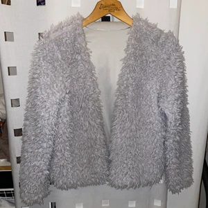 Gina tricot kofta - Gina Tricot, ”päls” kofta. Använd, men fortfarande i bra skick! 