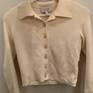 Topp med gulddetaljer  - Jättefin tröja med krage från &other stories. Stretch material