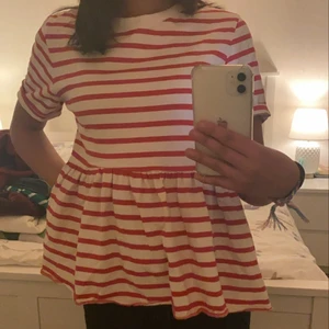 Randig t-shirt  - Säljer nu min söta randiga tröjan ifrån zara, (slutsåld) den är inte riktigt min stil (har testat tröjan en gång ) ❤️ köparen står för frakt 