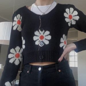 Stickad kofta med blommor - Ganska tjock blommig kofta från asos. 