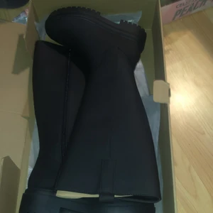 Höga boots - Helt nya assnygga höga boots som tyvärr inte passade mig. Nypris är 800💖 är osäker på vad frakten blir exakt 