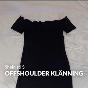 Off-shoulder klänning - Jättefin svart klänning från Shein, stl S(skulle nog säga att den är mer som en XS). Nypris 150kr. Köpt i somras. Men kom aldrig till användning då jag tycker den sitter lite för kort på mig. Klänningen är i nyskick, det är bra material, samt stretchigt tyg. Inte alls genomskinlig.  Frakt tillkommer!