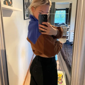 Svart jeans - Jag säljer dessa snygga jeansen med rakmodell. Inga defekter utan ser ut som nya. Passar perfekt till vilken tröja som helst och framförallt nu till hösten. 