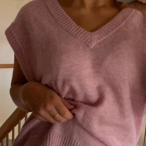 Rosa stickad väst - Märke: H&M                                                                          Skick: Nyskick                                                                       Storlek: S                                                                            Frakt tillkommer💞💞