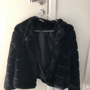 Fluffig jacka  - Jackan är köpt i Danmark tror jag. Den är köpt för cirka 2 år sedan och en knapp saknas längst upp men det är inget som märks. Den är i strl S och är väldigt skön att ha på sig. Jackan kostar 80kr plus frakt som är 66kr. 