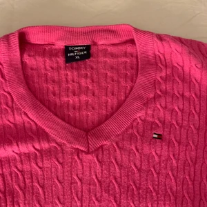 Tommy hilfiger tröja  - Säljer pga kommer aldrig till användning. Det är i storlek XL men om man vill ha den lite mer blåsig så är de nog mer M. 