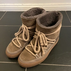 Inuikii  - Säljer dessa superfina vinterskor. Storlek 40 men passar 39 också. Mycket fint skick. Köpta på NK och kartong följer med😊