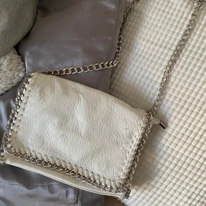 Väska - Väska från tiamo. Större modell så den är väldigt rymlig och får plats med mycket saker för att vara en axelväska. Köpt för 659kr och säljes för 200kr då den har några märken/fläckar (se bild 2&3) annars är den i jätte fint skick! GRATIS FRAKT ❤️❤️STÅR DET INTE SÅLD PÅ ANNONSEN FINNS DEN FORTFARANDE KVAR!! Pris kan diskuteras vid snabb affär!!