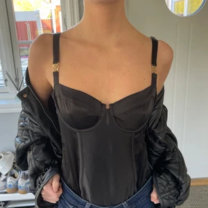 Satin corset bodysuit  - Säljer denna jätte snygga corset bodysuit från Victoria secret.😩 För liten för mig. (Min kompis som är på bilden). Jätte bra skick. Guld detaljer. 