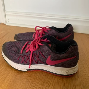 Löparskor - Löparskor från Nike i storlek 37,5. Passar mig som har 37. Använda men i fint skick! Lite smutsiga men går att tvätta bort. Köparen står för frakten💞