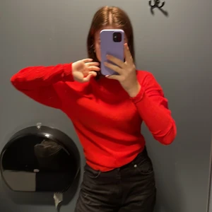 Röd tröja - Säljer min as coola röda tröja från Gina Tricot, helt ny, använd max 2 gg. Den sitter tajt i armar och midja vilket är super bekvämt och snyggt, tunn i materialet. 100% poljäster 