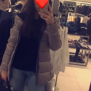 Colmar jacka - Säljer min ovanliga colmar i mellan längden. Jackan inköpt för 7500. Säljer för 4000 snabbköp. Tillkommer en luva i samma färgmönster. Jackan är väldigt ovanlig, köpt i italien