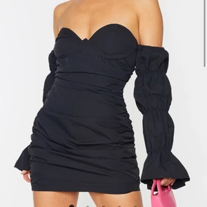 Klänning - Säljer min oanvända klänning från PLT, den är endast testad!! Den var tyvärr lite för kort för min smak annars SUPERFIN och sitter verkligen så fint mot kroppen!