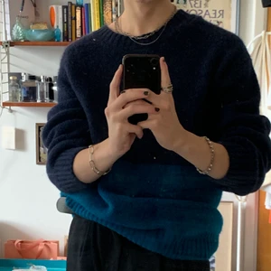 Diesel knitted  - Jättefin och mysig stickad tröja från Diesel! Baksidan är i den ljusare blåa färgen. Storlek L och sitter oversize på mig. Aldrig använd, lappen kvar! Nypris 1500kr.