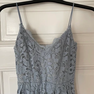 Finklänning - En ljusblå finklänning som går ner till vaden. Den har använts som brudtärneklänning en gång, så är i som gott som ny!😊 Storlek 34 och utgångspris är 140kr! Hör gärna av dig vid frågor! 