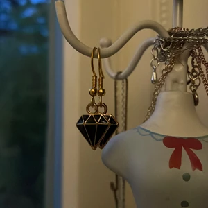 Örhänge - Här har ni diamant örhängen i svart! Jag har även varit vit!! Billigt!!