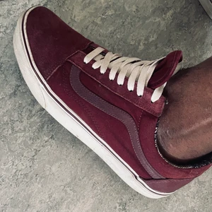 VANS -vinröda- 🐙 - Knappt använd vans skor ! I storlek 44, hela och rena… finns i Skärholmen och d kan fraktas med om du står för porto 🐝☺️