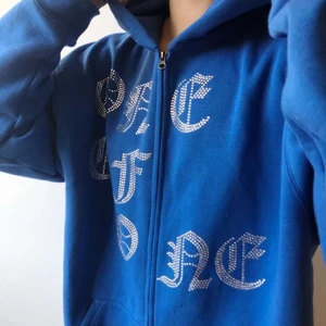 One of one zip hoddie blå  - Zipen är i small, kom privat för fler bilder. 