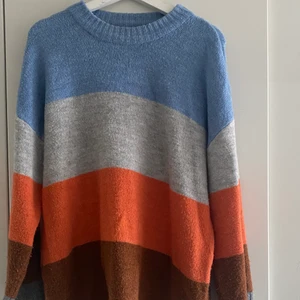 Färgglad stickad tröja  - En färgglad och höstfin stickad tröja från Gina Tricot i storlek M. Den är lite större i modellen så passar nog XS-L, beroende på hur man vill ha passformen. Jag ville ha den lite oversize🥰 Den är i bra skick!!