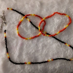 Armband och halsband  - Detta är hemma gjorda armband och ett halsband med fadeande färger och passar sjukt bra tillsammans, du kan även ge bort ett armband till en vän så ni matchar! 