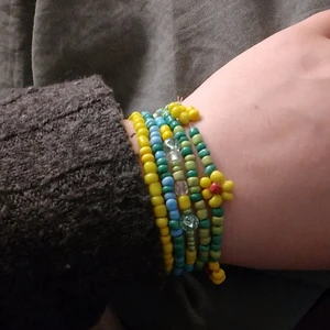 Gula armband set - Detta är 5 gul detaljade hemmagjorda armband, alla består av stretchiga trådar och passar de flesta.