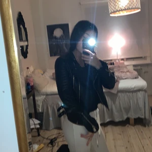 Skinnjacka  - Super fin skinnjacka från Chiquelle! Köpt förra hösten för 699kr säljer därför nu för 250kr. Kontakta för fler bilder💞
