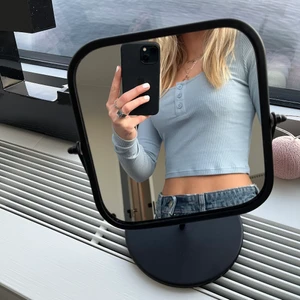 H&M topp - Säljer även denna as snygga H&M topp som jag bara använt ett fåtal gånger. Jätte bra skick och knapparna är super fina detaljer💙