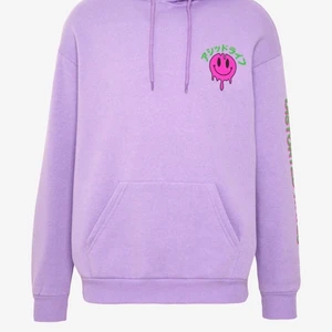 Cool hoddie  - Säljer denna ass balla hoddien som är i storlek XS/S men kunde passat en M💞Sitter jätte fint och är skit cool. Har dock inte fått så mycket användning av den tyvärr :( Köptes för 350 och säljs för 150+ frakt💞