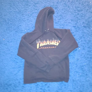 Trasher hoodie - Trasher hoodie rätt så sliten men kostar 1000 ny pris kan diskuteras