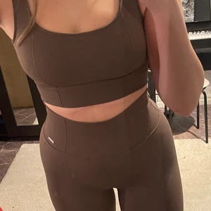 Aimn sportswear - Tränings set  - Säljer detta otroligt sköna tränings set i färgen macchiato från aimn sportswear endast på grund av att det ej kommit till användning. Köptes för några månader sedan och har endast använts en gång, så är i nyskick! Tightsen är i storlek S men mycket stretchiga så skulle även passa M, och toppen är i storlek M och även den i mycket stretchiga material!                       Ordinarie pris: 1000kr