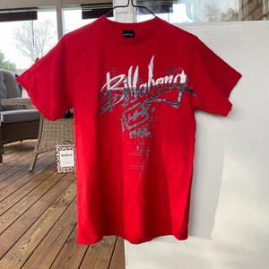 Vintage Billabong T-shirt - Jättefin t-shirt från Billabong. I fint skick, inga fel! Storlek M passar som S. En aning för liten för mig därav säljes. För mått, bilder på eller frågor kontakta mig!